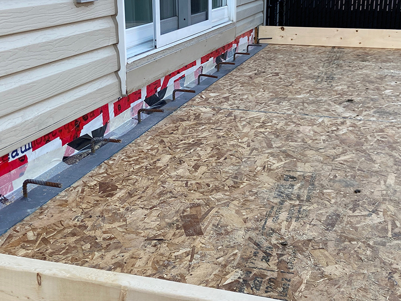 Projet de coule et finition de balcon de beton structural a Boucherville - Projet clé en main de balcon structural, installation de pieux vissés, coffrage et armature, mise en place et finition du béton