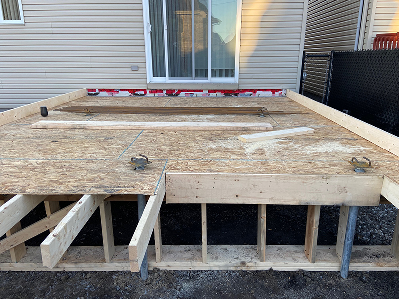 Projet de coule et finition de balcon de beton structural a Boucherville - Projet clé en main de balcon structural, installation de pieux vissés, coffrage et armature, mise en place et finition du béton