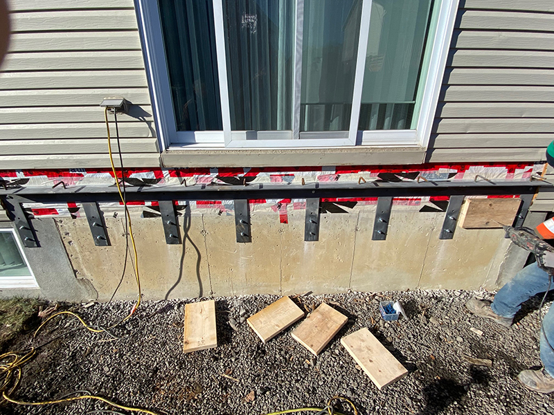 Projet de coule et finition de balcon de beton structural a Boucherville - Projet clé en main de balcon structural, installation de pieux vissés, coffrage et armature, mise en place et finition du béton