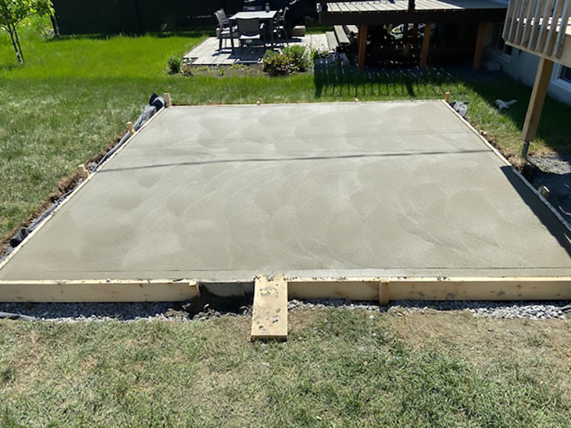 Coule et finition de dalle de beton a Boucherville sur la rive-sud de Montreal - Projet clé en main, excavatio , coffrage, mise en place et finition du béton pour dalle de béton (gazébo, patio, dalle pour spa, terrasse)