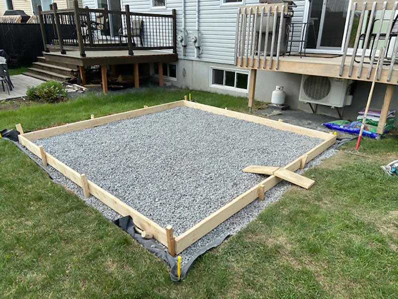 Coule et finition de dalle de beton a Boucherville sur la rive-sud de Montreal - Projet clé en main, excavatio , coffrage, mise en place et finition du béton pour dalle de béton (gazébo, patio, dalle pour spa, terrasse)