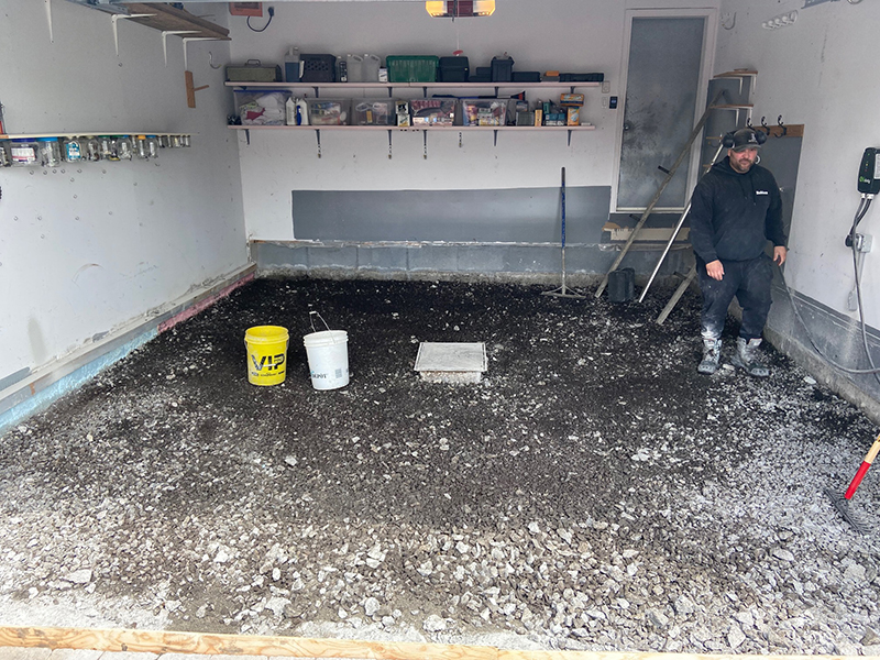 Restauration dalle de beton et pyrite a Varennes rive-sud de Montreal - Travaux de pyrite, démolition du béton, remplir le garage avec un remblai de 3/4 net certifier db, mise en place et finition de béton