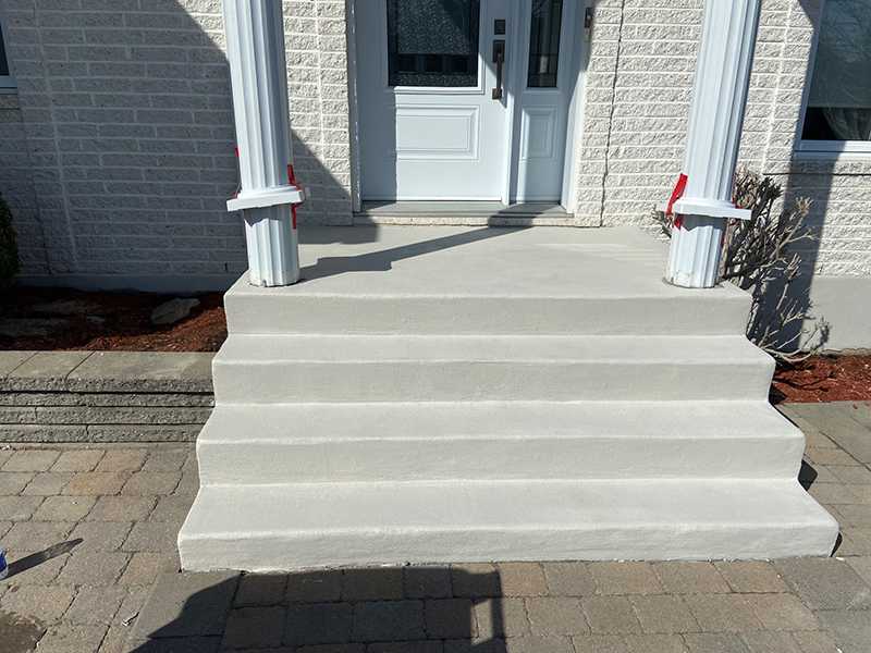 Restauration de balcon de beton a Varennes rive-sud de Montreal - Travaux de restauration de balcon en béton. Sablage et préparation des surfaces et application d'acrylique. Travaux de béton effectués à Varennes