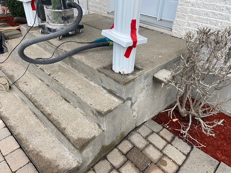 Restauration de balcon de beton a Varennes rive-sud de Montreal - Travaux de restauration de balcon en béton. Sablage et préparation des surfaces et application d'acrylique. Travaux de béton effectués à Varennes