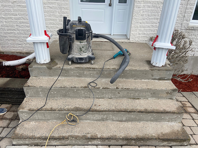 Restauration de balcon de beton a Varennes rive-sud de Montreal - Travaux de restauration de balcon en béton. Sablage et préparation des surfaces et application d'acrylique. Travaux de béton effectués à Varennes