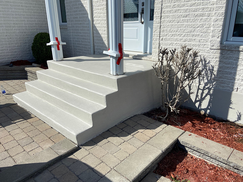 Restauration de balcon de beton a Varennes rive-sud de Montreal - Travaux de restauration de balcon en béton. Sablage et préparation des surfaces et application d'acrylique. Travaux de béton effectués à Varennes