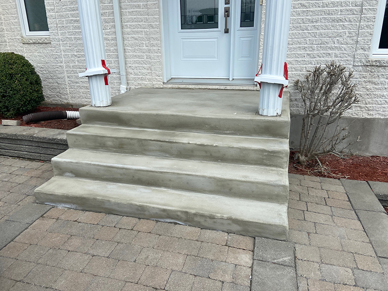 Restauration de balcon de beton a Varennes rive-sud de Montreal - Travaux de restauration de balcon en béton. Sablage et préparation des surfaces et application d'acrylique. Travaux de béton effectués à Varennes
