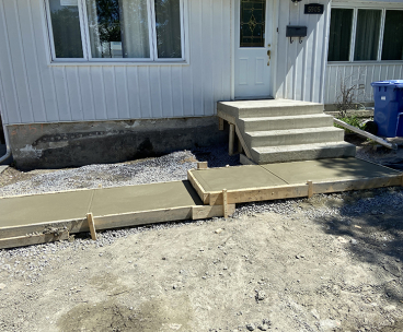 Travaux de reconstruction de balcon dentree residentielle partie 2 - Travaux de reconstruction de balcon et trottoir d'entrée en béton, coule et finition de béton