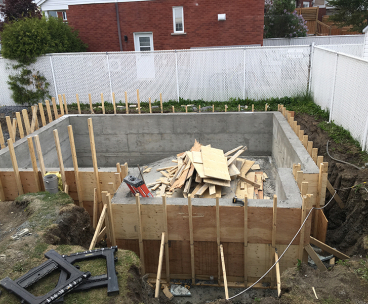 Projet special coule et finition de beton pour une piscine partie 2 - Travaux de coffrage, coule et finition de béton pour une piscine creusée