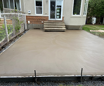Coule et finition de beton de couleur a Longueuil - Travaux d'excavation, coffrage, installation de l'armature, pompe à béton, mise en place et finition du béton coloré (pigmenté) et traits de scie