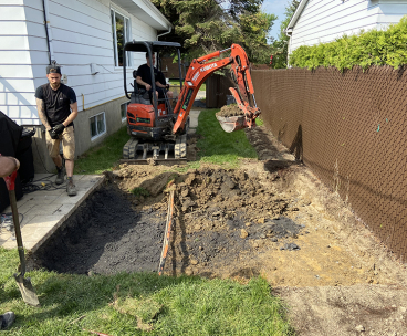 Excavation coffrage et preparation de coule et finition de beton - Travaux de préparation, coffrage, coule et finition de béton pour une dalle extérieure