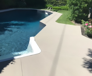 Restauration de dalle de beton sur contour de piscine et recouvrement acrylique - Sablage et réparation du contour de piscine creusée en béton et recouvrement acrylique. Travaux effectués à Longueuil