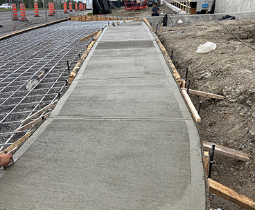 Projet commercial de coffrage coule et finition de trottoir en beton - Préparation, coule et finition d'un trottoir en béton municipal