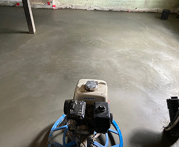 Travaux de coule et finition de sous sol en beton a Montreal - mise en place et finition du béton à la truelle mécanique (finition lustrée, polis, finition à la machine)