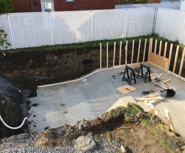 Projet special coule et finition de beton pour une piscine partie 1 - Travaux de d'excavation, coffrage, préparation, coule et finition de béton pour une piscine creusée a Longueuil