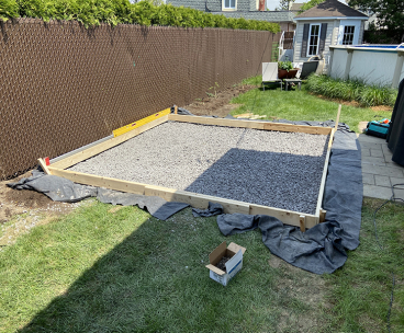 Excavation coffrage et preparation de coule et finition de beton 2 - Travaux de coule et finition de béton pour une dalle de béton extérieure à Longueuil