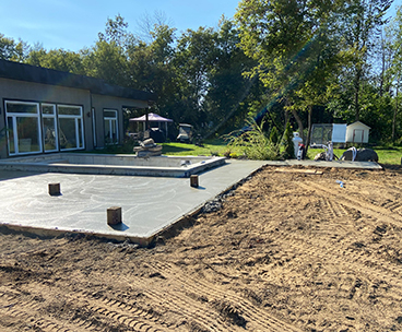 Coffrage mise en place coule et finition de beton lisse a Boucherville - Travaux de coffrage, mise en place, coule et finition de béton lisse à Boucherville sur rive-sud de Montreal