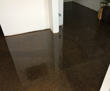 Restauration de plancher de beton et recouvrement - Travaux de recouvrement de plancher de béton avec epoxy. Travaux de resurfaçage de béton effectués à Longueuil