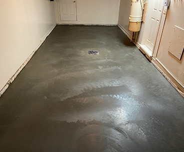 Projet de mise en place, coule et finition de beton a Longueuil - Mise en place du béton et finition à la truelle mécanique (finition lustré, miroir, béton polie à la machine)