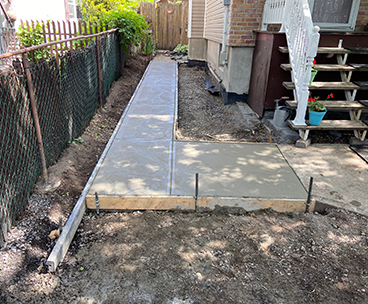 Construction de trottoir de beton a Montreal - Excavation, coffrage du trottoir, installation de l’armature et mise en place et finition du béton (anti dérapant)