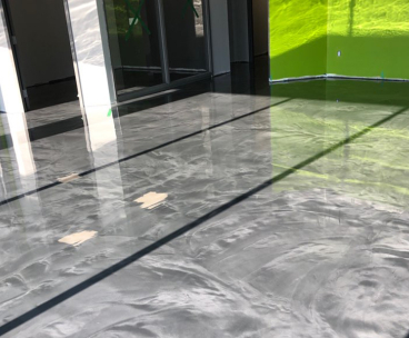 Application epoxy sur un plancher commercial a Longueuil - Projet de recouvrement de plancher de béton commercial avec un revêtement en epoxy. Réalisé sur la rive-sud de Montréal