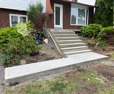 Projet cle en main balcon de beton a Brossard rive-sud de Montreal - Démolition de l'ancien balcon de béton, Coffrage du balcon, mise en place et finition du béton