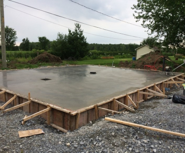 Construction de coffrage coule et finition de beton lustre - Travaux de coule et finition de dalle de béton extérieure avec machine de finition aux lames en diamant