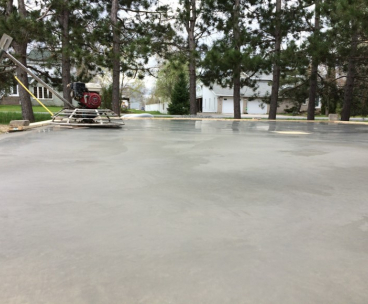 Coule et finition de beton sur la rive sud de Montreal - Travaux de coule et finition de dalle de béton extérieure avec fini shiné à la machine