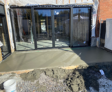 Construction de balcon de beton a Montreal, cle en main - Excavation, coffrage, installation de l’armature, mise en place et finition du béton, traits de scie. Travaux de béton effectués a Montréal 