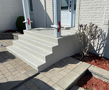 Restauration de balcon de beton a Varennes rive-sud de Montreal - Travaux de restauration de balcon en béton. Sablage et préparation des surfaces et application d'acrylique. Travaux de béton effectués à Varennes