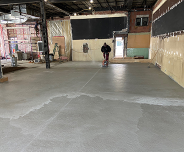 Mise en place et finition de beton 3000 pieds carres a Montreal - mise en place et finition du béton et traits de scie 15x15. travaux de coule et finition de béton effectués à Montréal
