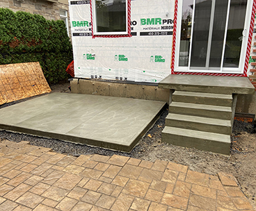 Construction de balcon structural en beton a Candiac rive-sud de Montreal - Excavation, coffrage du balcon et de la dalle de béton, installation de l’armature, mise en place et finition du béton.
