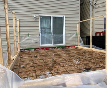 Projet de coule et finition de balcon de beton structural a Boucherville - Projet clé en main de balcon structural, installation de pieux vissés, coffrage et armature, mise en place et finition du béton