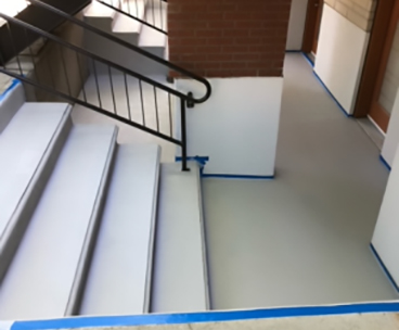 Projet de restauration de balcon de beton dans une entree residentielle a St-Hubert - Préparation et sablage du béton avec lame au diamant et application d'un revêtement acrylique durable