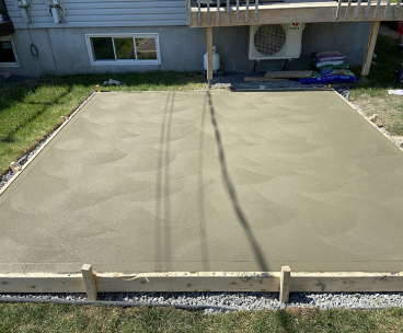 Construction de coffrage coule et finition de beton - Travaux de préparation de coffrage pour une dalle de béton extérieure, coule et finition de béton