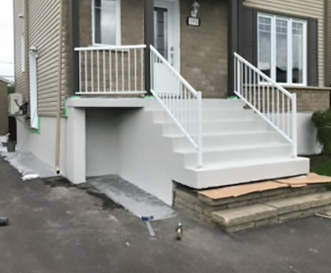 Travaux de restauration de balcon en beton residentiel sur la rive-sud de Montreal - Réparation, sablage et recouvrement de balcon de béton avec acrylique durable. Travaux de restauration de béton effectués à Longueuil