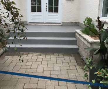 Réparation et restauration de balcon en beton a Longueuil sur la rive-sud de Montreal - Sablage et réparation d'un balcon en béton endommagé et installation d'un revêtement en acrylique
