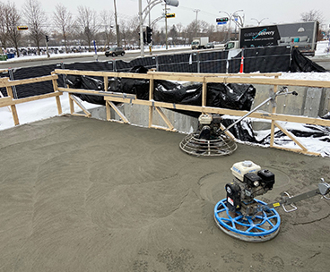 Construction dalle de beton structurale à Montréal, Pointe-Claire - Mise en place du béton, finition du béton à la truelle mécanique (finition de béton à la machine, polie, lustré) à Pointe-Claire